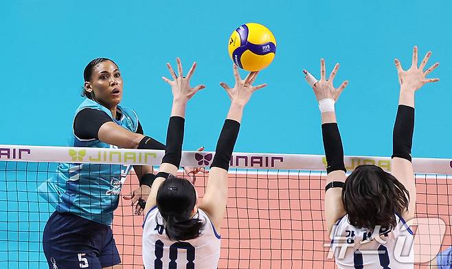 18일 오후 서울 중구 장충체육관에서 열린 2025-2026 프로배구 V리그 여자부 GS칼텍스와 현대건설의 경기에서 GS칼텍스 실바가 공격을 시도하고 있다. 2026.3.18 ⓒ 뉴스1 박지혜 기자