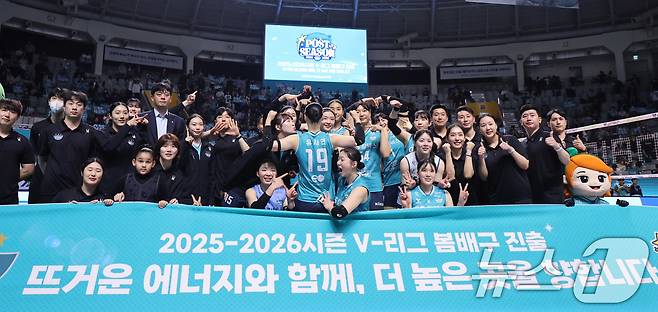 18일 오후 서울 중구 장충체육관에서 열린 2025-2026 프로배구 V리그 여자부 GS칼텍스와 현대건설의 경기에서 GS칼텍스 선수들이 세트스코어 3대0(25-12, 25-23, 25-15)으로 승리한 뒤 기념 촬영을 하고 있다. 이날 GS칼텍스는 5년 만에 봄배구 진출에 성공했다. 2026.3.18 ⓒ 뉴스1 박지혜 기자