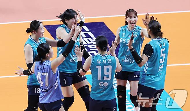 18일 오후 서울 중구 장충체육관에서 열린 2025-2026 프로배구 V리그 여자부 GS칼텍스와 현대걸설의 경기에서 GS칼텍스 선수들이 득점에 성공한 뒤 함께 기뻐하고 있다. 2026.3.18 ⓒ 뉴스1 박지혜 기자
