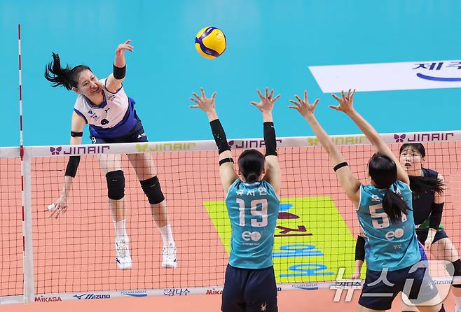 18일 오후 서울 중구 장충체육관에서 열린 2025-2026 프로배구 V리그 여자부 GS칼텍스와 현대건설의 경기에서 현대건설 나현수가 공격을 시도하고 있다. 2026.3.18 ⓒ 뉴스1 박지혜 기자