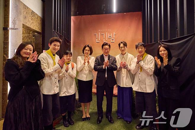 이재명 대통령과 김혜경 여사가 18일 서울 대학로 링크아트센터드림에서 창작뮤지컬 '긴긴밤'을 관람한 후 출연진과 기념촬영을 하고 있다. (청와대 제공. 재판매 및 DB 금지) 2026.3.19 ⓒ 뉴스1 이재명 기자