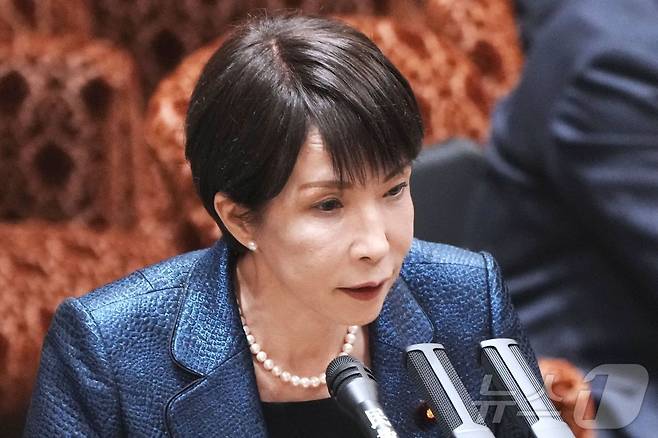 다카이치 사나에 일본 총리가 18일 일본 참의원(상원) 예산위원회에서 질문에 답하고 있다. 다카이치 총리는 이날 도널드 트럼프 미국 대통령의 호르무즈 해협 파병 요청과 관련해 "국내법 범위 내에서 필요한 대응을 검토하겠다. (정상회담에서) 할 수 없는 것은 할 수 없다고 전할 생각이다＂라고 말했다. 2026.03.18. ⓒ AFP=뉴스1