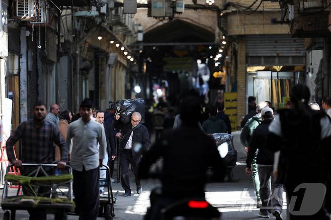 이란 테헤란에서 18일(현지시간) 페르시아 새해를 앞두고 사람들이 그랜드 바자르를 방문하고 있다. 2026.3.18 ⓒ 로이터=뉴스1