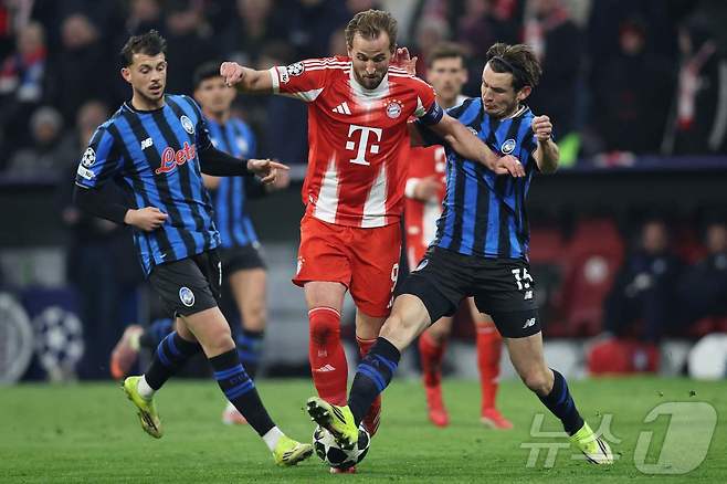 바이에른 뮌헨의 해리 케인(가운데) ⓒ AFP=뉴스1