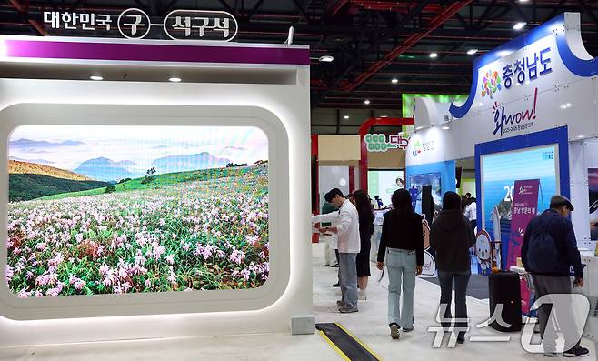 서울 강남구 세택(SETEC)에서 열린 '2025 내 나라 여행박람회'에서 관람객들이 여행정보를 얻고 있다..2025.3.27 ⓒ 뉴스1 김명섭 기자