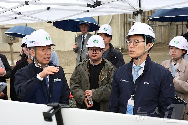 최원호 원자력안전위원호 위원장이 18일 부상 기장군 고리 2호기 및 고리 1호기를 방문해 현장 안전 점검을 하고 있다. 2026.03.18 ⓒ 뉴스1 (원안위 제공)