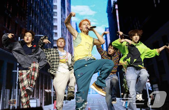 보이그룹 코르티스(CORTIS)가 18일 서울 용산구 블루스퀘어에서 가진 데뷔 앨범 ‘컬러 아웃사이드 더 라인즈(COLOR OUTSIDE THE LINES)’ 쇼케이스에서 신곡을 선보이고 있다. 2025.8.18 ⓒ 뉴스1 권현진 기자