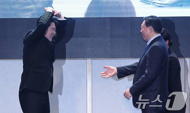 19일 서울 송파구 시그니엘 서울에서 열린 스키·스노보드 국가대표 격려행사에서 스노보드 남자 평행대회전 은메달을 획득한 김상겸이 특별 포상금을 전달한 신동빈 롯데그룹 회장에게 손하트를 전하고 있다. 2026.3.19 ⓒ 뉴스1 박지혜 기자