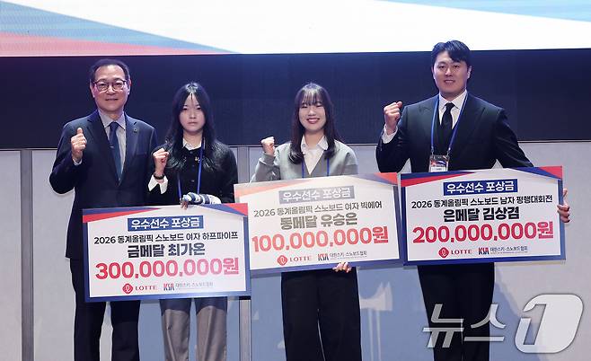 최홍훈 대한스키스노보드협회장이 19일 서울 송파구 시그니엘 서울에서 열린 스키·스노보드 국가대표 격려행사에서 한국 설상 종목 최초로 금메달을 목에 건 최가온, 스노보드 남자 평행대회전 은메달을 획득한 김상겸, 스노보드 여자 빅에어 동메달을 딴 유승은에게 우수선수 포상금을 전달 한 뒤 기념 촬영을 하고 있다. 2026.3.19 ⓒ 뉴스1 박지혜 기자