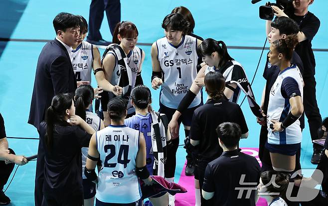 GS칼텍스 이영택 감독이 26일 오후 인천 삼산월드체육관에서 열린 프로배구 '진에어 2025-26 V-리그' 여자부 흥국생명과 GS칼텍스의 경기에서 선수들에게 지시하고 있다. 2026.2.26 ⓒ 뉴스1 구윤성 기자
