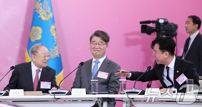 김영훈 고용노동부 장관과 손경식 한국경영자총협회 회장이 19일 청와대에서 열린 경사노위 1기 출범 맞이 노동정책 토론회에서 대화를 하고 있다. 2026.3.19 ⓒ 뉴스1 허경 기자