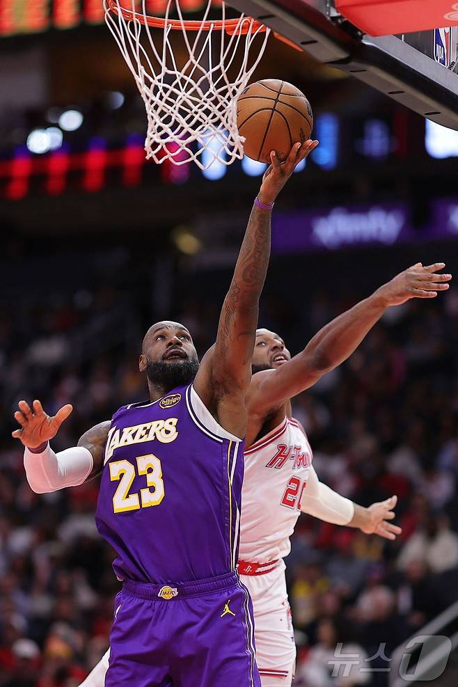 NBA 레이커스 르브론 제임스가 19일(한국시간) 휴스턴과 경기에서 슛을 하고 있다. ⓒ AFP=뉴스1