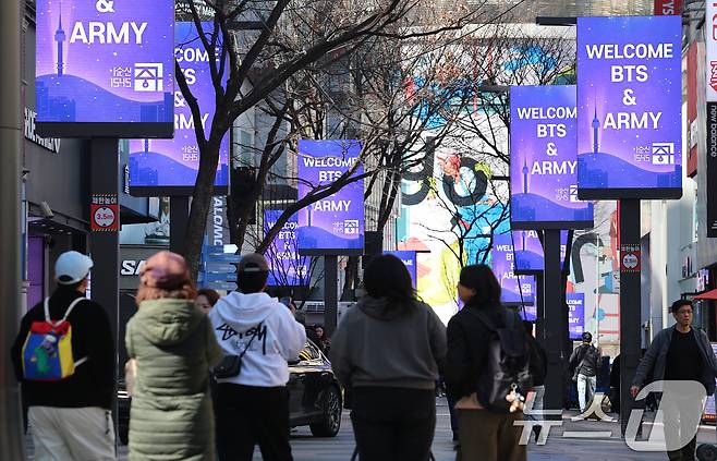 방탄소년단(BTS) 완전체 컴백 공연을 이틀 앞둔 19일 서울 중구 명동거리의 미디어폴에 BTS와 팬클럽 아미를 환영하는 메시지가 송출되고 있다. 2026.3.19 ⓒ 뉴스1 오대일 기자