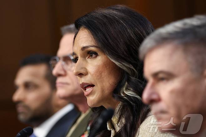 털시 개버드 미 국가정보국(DNI) 국장이 18일(현지시간) 열린 상원 정보위원회 청문회에 출석해 답변하고 있다. 개버드는 이날 이란 핵 위협이 임박한 수준이었냐는 질문에 "위협이 임박한 것이 무엇인지 판단하는 것은 정보기관의 책임이 아니다"라며 "그것은 대통령의 판단에 달렸다"고 답했다. ⓒ 로이터=뉴스1