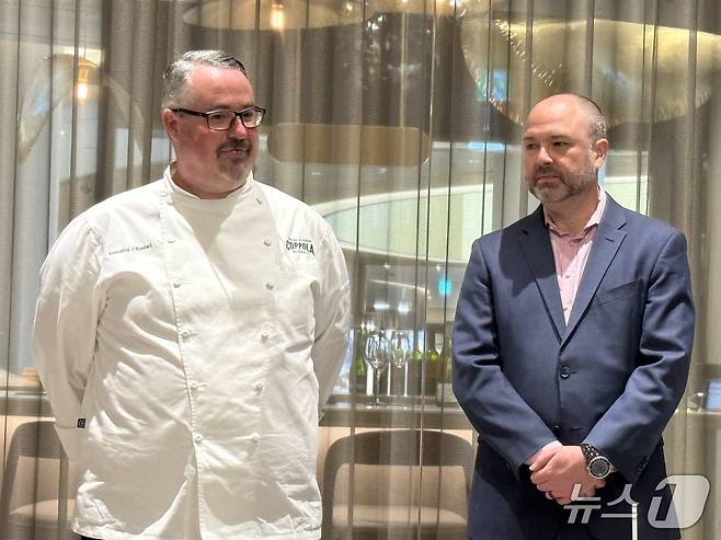 팀 보델 코폴라 와이너리 총괄 셰프(왼쪽)와 톰 크리하우저 델리카토 아시아 세일즈 매니저. 뉴스1 ⓒ News1