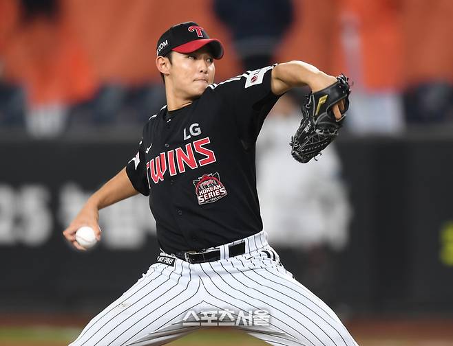 LG 투수 김영우가 29일 대전 한화생명볼파크에서 열린 2025 KBO 포스트시즌 한국시리즈 3차전 한화와 경기 8회 역투하고 있다. 대전 | 최승섭기자 thunder@sportsseoul.com