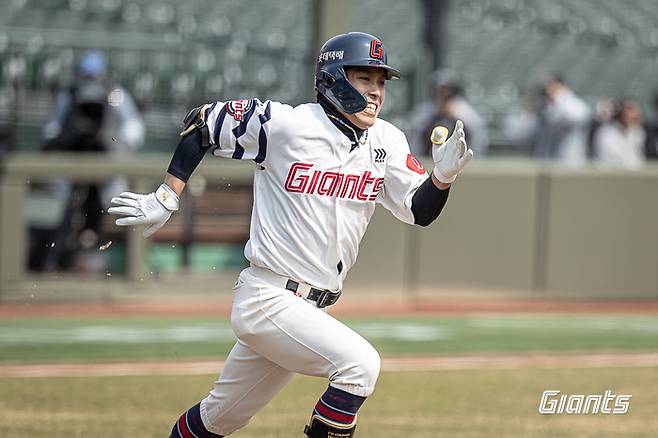 황성빈이 타격 후 질주하고 있다. 사진 | 롯데 자이언츠