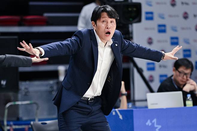 위성우 감독이 작전지시를 내리고 있다. 사진 | WKBL