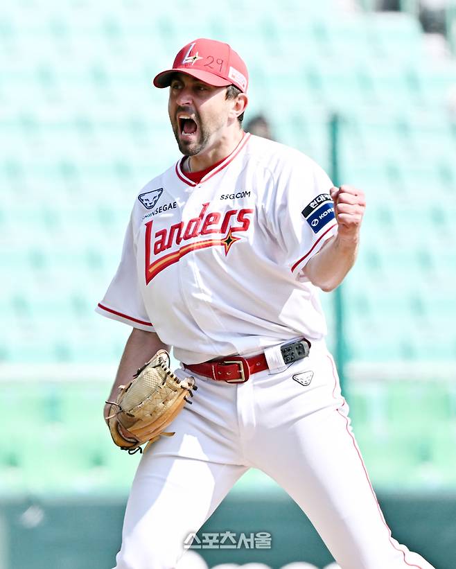 SSG 베니지아노가 17일 문학구장에서 열린 2026 KBO리그 삼성과 시범경기 4회초 2사 1-3루 상황에서 삼성 강민호를 삼진 아웃으로 잡아낸 뒤 포효하고 있다. 문학 | 박진업 기자 upandup@sportseoul.com