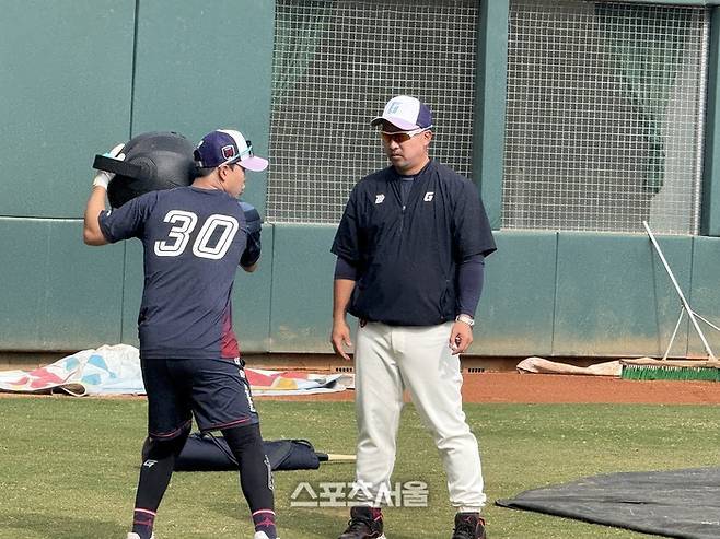 이병규 코치가 메디신 볼 훈련을 지도 하고 있다. 이 또한 이 코치가 데이터 분석 팀, 운영 팀에 메디신 볼 훈련을 추천하면서 탄생했다. 타이난 | 박연준 기자 duswns0628@sportsseoul.com