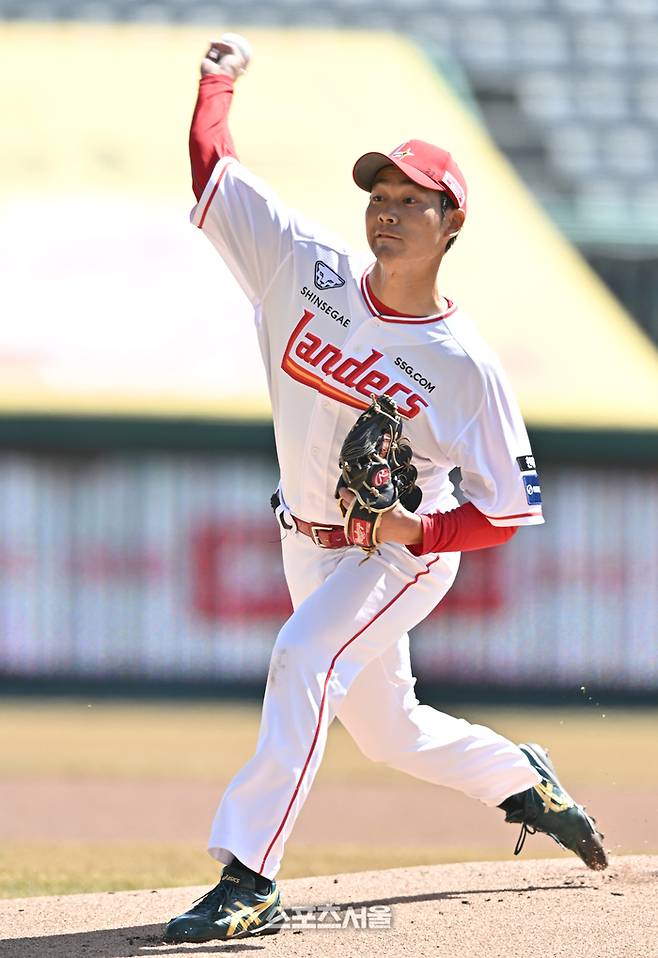SSG 선발투수 타케다가 19일 인천 SSG랜더스필드에서 열린 2026 KBO리그 시범경기 LG전에서 역투하고 있다. 문학 | 최승섭 기자 thunder@sportsseoul.com
