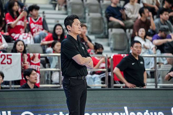 서울 SK 전희철 감독이 18일 마카오 탭 섹 멀티스포트 파빌리온에서 열린 2025~2026시즌 EASL(동아시아 슈퍼리그) 파이널스 6강 타오위안전에서 선수들 플레이를 지켜보고 있다. 사진 | EASL