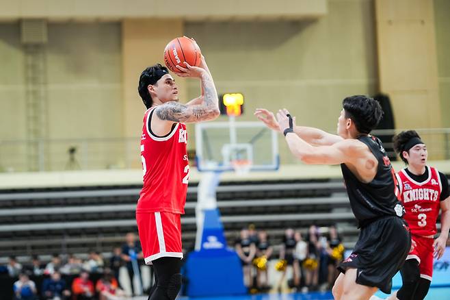 서울 SK 톨렌티노가 18일 마카오 탭 섹 멀티스포트 파빌리온에서 열린 2025~2026시즌 EASL(동아시아 슈퍼리그) 파이널스 6강 타오위안전에서 슛을 던지고 있다. 사진 | EASL