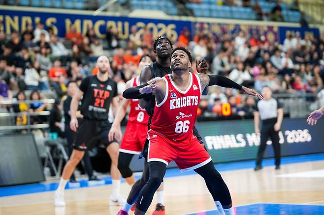 서울 SK 대릴 먼로가 18일 마카오 탭 섹 멀티스포트 파빌리온에서 열린 2025~2026시즌 EASL(동아시아 슈퍼리그) 파이널스 6강 타오위안전에서 리바운드 싸움을 하고 있다. 사진 | EASL