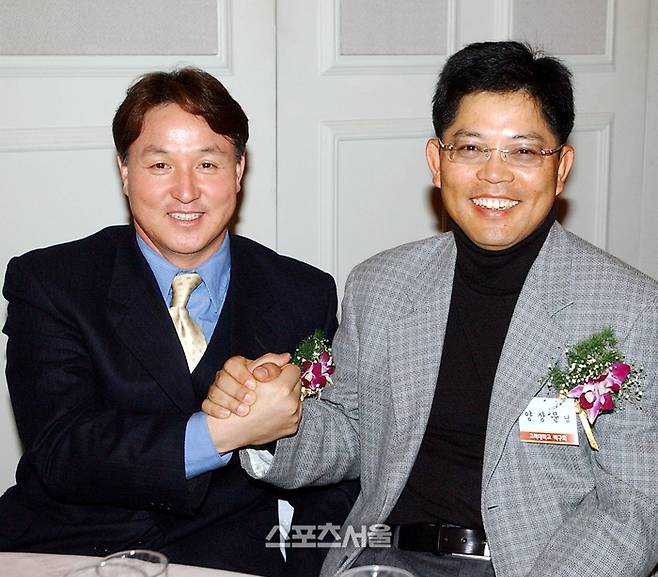 2003년 각각 두산과 롯데 지휘봉을 잡은 ‘젊은 시절’의 김경문(왼쪽) 양상문이 20여 년이 지난 뒤, 한화에서 감독-코치로 인연을 맺는다. 사진 | 스포츠서울 DB