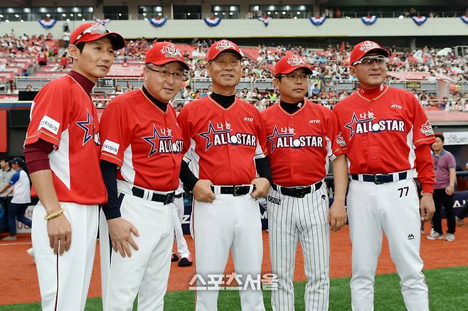 2015년 7월 18일 수원구장에서 열린 2015 KBO리그 올스타전에 앞서 나눔 올스타의 코칭스태프가 기념촬영을 하고 있다. 왼쪽부터 LG 염경엽 감독, 한화 김경문 감독, 전 한화 김성근 감독, 한화 양상문 코치, 한화 김기태 코치. 수원 | 박진업기자 upandup@sportsseoul.com