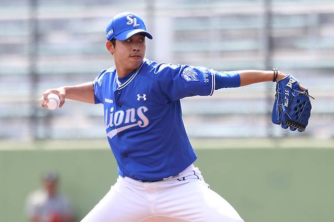 삼성 임기영이 28일 일본 오키나와 셀룰러 스타디움에서 열린 요미우리와 평가전에서 역투하고 있다. 사진 | 삼성 라이온즈