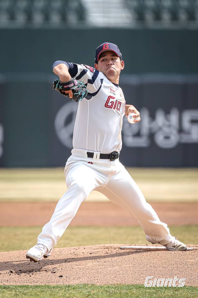 김진욱이 투구에 임하고 있다. 사진 | 롯데 자이언츠