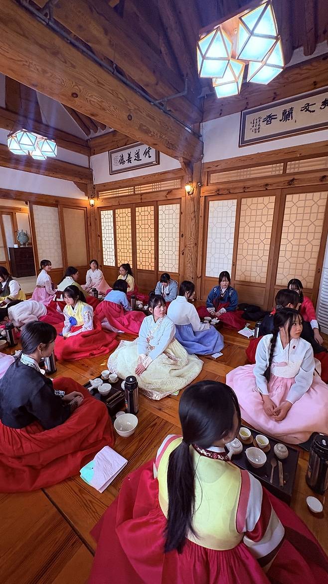 교토국제고 학생 4명이 부산 동래여고를 방문했다. 사진 | 최동원기념사업회