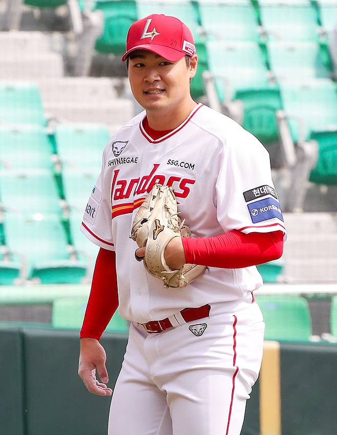 SSG 전영준이 17일 인천SSG랜더스필드에서 열린 2026 KBO리그 시범경기 삼성전에서 김광현의 등번호 ‘29’가 적힌 모자를 착용한 채 경기에 나서고 있다. 사진 | SSG 랜더스