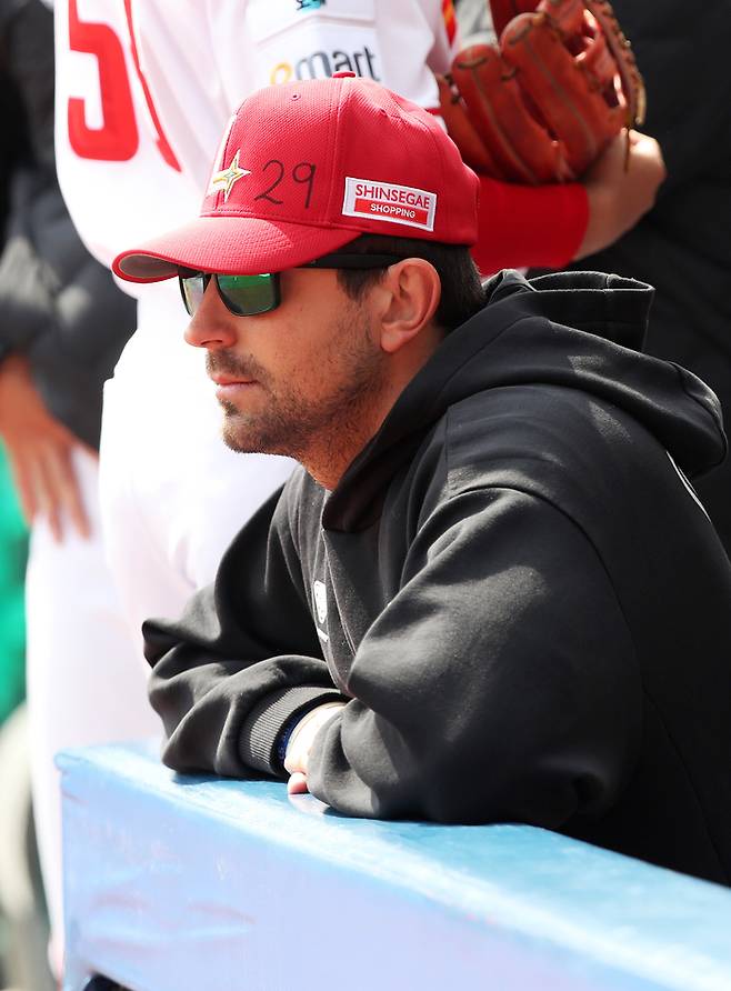 SSG 앤서니 베니지아노가 17일 인천SSG랜더스필드에서 열린 2026 KBO리그 시범경기 삼성전에서 김광현의 등번호 ‘29’가 적힌 모자를 착용한 채 그라운드를 응시하고 있다. 사진 | SSG 랜더스