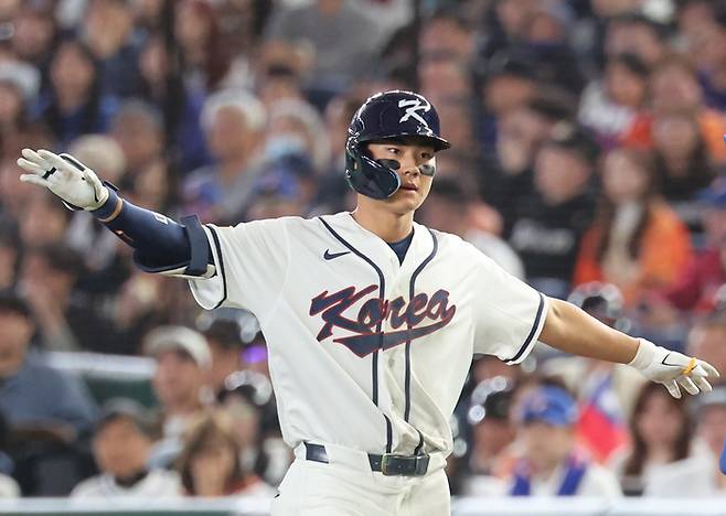 8일 일본 도쿄돔에서 열린 2026 월드베이스볼클래식(WBC) C조 조별리그 3차전 대한민국과 대만의 경기. 3회말 무사 한국 김주원이 1타루를 친 뒤 세리머니를 하고 있다. 사진 | 도쿄=연합뉴스