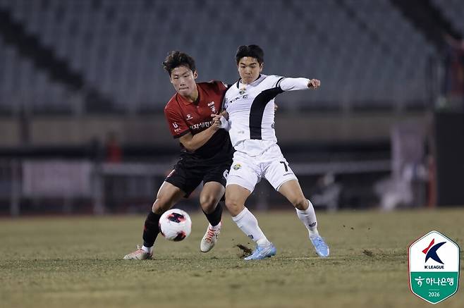 부천FC 정호진이 강원FC 김대원(우측)과 경합하고 있다. /사진=한국프로축구연맹