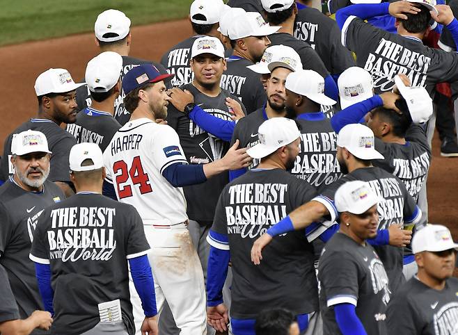 United States first baseman Bryce Harper (24) congratulates Venezuela players after they won the World Baseball Classic, beating the United States 3-2 at loanDepot Park in Miami, Florida on Tuesday, March 17, 2026. Photo by Michael Laughlin/UPI







<저작권자(c) 연합뉴스, 무단 전재-재배포, AI 학습 및 활용 금지>