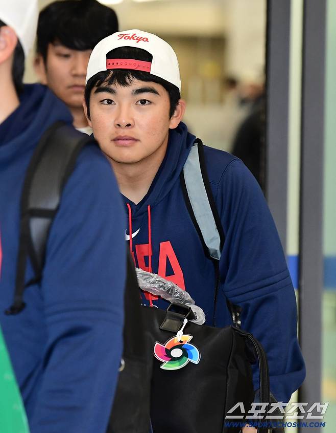 16일 오전 WBC야구대표팀이 인천공항 제1터미널을 통해 귀국했다. 입국장을 나서고 있는 문현빈. 인천=송정헌 기자songs@sportschosun.com/2026.03.16/