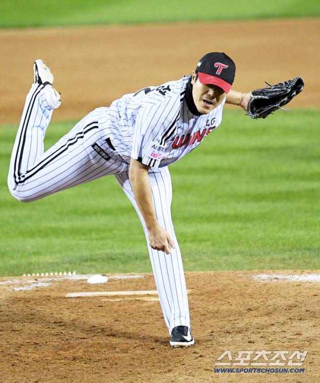 27일 잠실구장에서 열린 한국시리즈 2차전 LG 트윈스와 한화 이글스의 경기. LG 김진성이 역투하고 있다. 잠실=박재만 기자 pjm@sportschosun.com/2025.10.27/