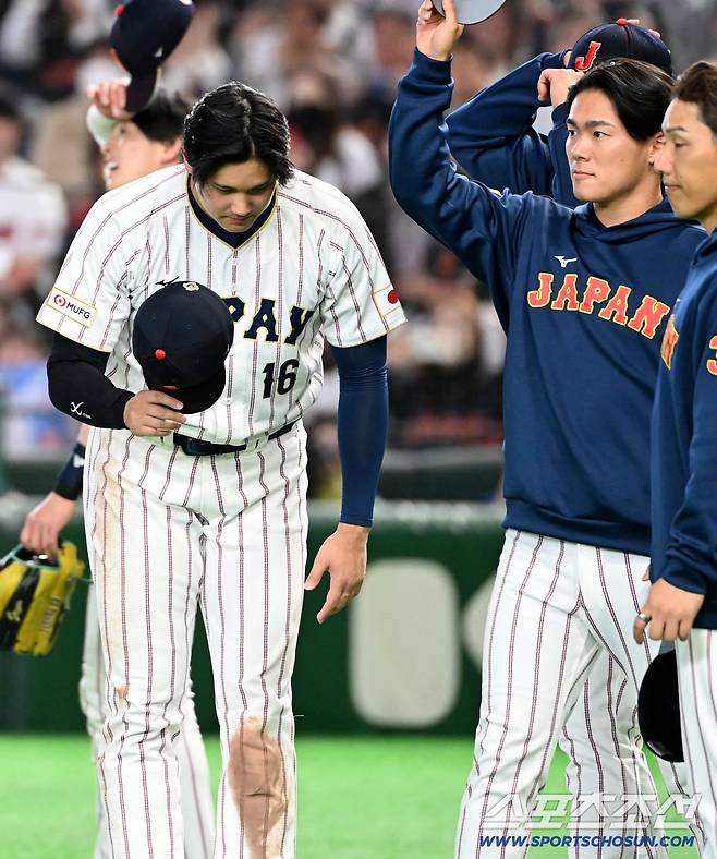 7일 일본 도쿄돔에서 열린 WBC(월드베이스볼클래식) 한국과 일본의 경기. 한국이 일본에 6대8로 패했다. 승리한 일본의 오타니가 한국 더그아웃을 향해 인사하고 있다. 도쿄(일본)=허상욱 기자wook@sportschosun.com/2026.03.07/