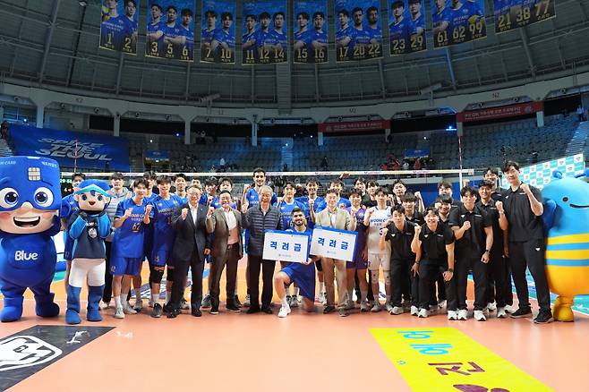 2월 25일 장충체육관 경기 후 임종룡 우리금융지주 회장과 우리카드 우리OWN 선수단이 기념 촬영을 하고 있다. 사진제공=우리카드우리WON 배구단