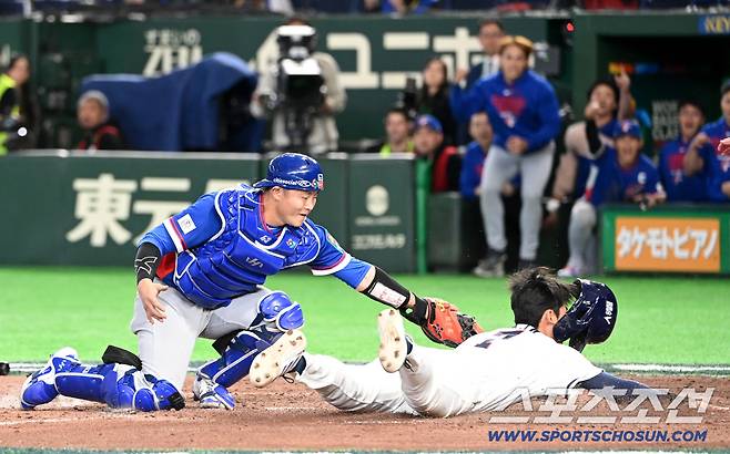 8일 일본 도쿄돔에서 열린 WBC(월드베이스볼클래식) 한국과 대만의 경기, 연장 10회말 승부치기, 1사 3루 김혜성의 내야땅볼때 3루주자 김주원이 홈에서 태그아웃되고 있다. 도쿄(일본)=허상욱 기자wook@sportschosun.com/2026.03.08/