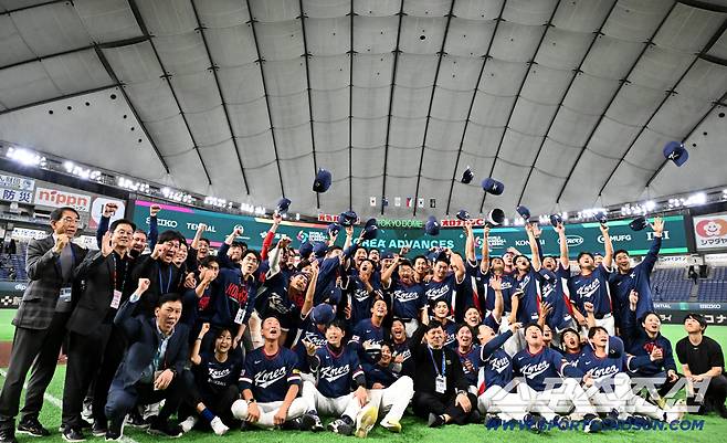 9일 일본 도쿄돔에서 열린 WBC(월드베이스볼클래식) 한국과 호주의 경기, 한국이 승리하며 8강행을 확정했다. 모자를 던지며 환호하는 야구대표팀. 도쿄(일본)=허상욱 기자wook@sportschosun.com/2026.03.09/