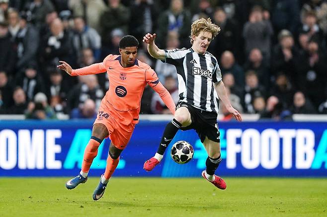 Barcelona's Marcus Rashford, left, and Newcastle United's Anthony Gordon in action during the Champions League round of 16 first leg soccer match between Newcastle United and Barcelona in Newcastle, England, Tuesday, March 10, 2026. (Owen Humphreys/PA via AP) UNITED KINGDOM OUT; NO SALES; NO ARCHIVE; PHOTOGRAPH MAY NOT BE STORED OR USED FOR MORE THAN 14 DAYS AFTER THE DAY OF TRANSMISSION; MANDATORY CREDIT







<저작권자(c) 연합뉴스, 무단 전재-재배포, AI 학습 및 활용 금지>