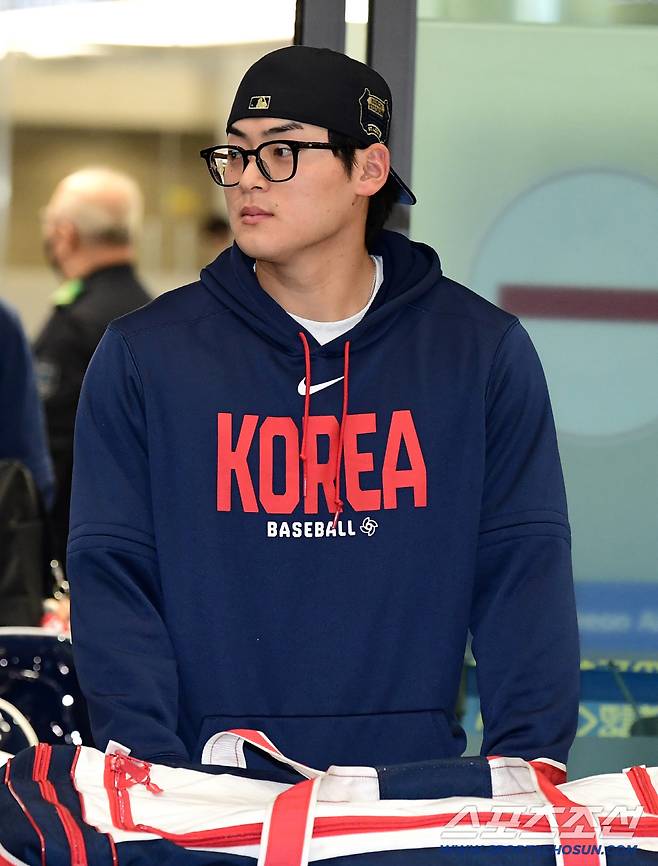 16일 오전 WBC야구대표팀이 인천공항 제1터미널을 통해 귀국했다. 입국장을 나서고 있는 조병현. 인천=송정헌 기자songs@sportschosun.com/2026.03.16/