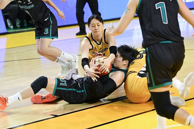 ◇지난 2월 23일 청주체육관에서 열린 KB스타즈와 하나은행전에서 KB스타즈 강이슬과 하나은행 진안이 치열한 볼다툼을 펼치고 있다. KB스타즈는 이 경기에의 승리로 자력으로 1위 달성이 가능해졌다.