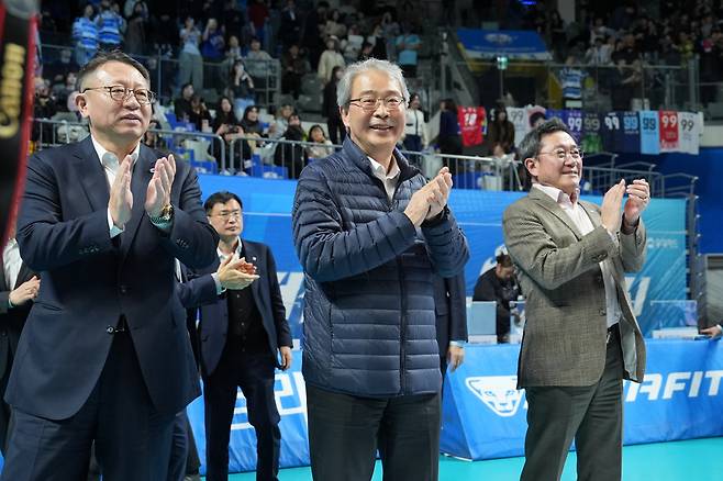 임종룡 우리금융그룹 회장(가운데)이 2월25일 서울 장충체육관에서 열린 OK저축은행전에 방문해 선수단을 격려하고 있다. 사진제공=우리카드 우리WON 배구단
