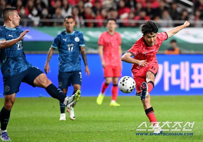 14일 서울월드컵경기장에서 열린 대한민국 축구대표팀과 파라과이의 평가전. 황인범이 슛팅을 시도하고 있다. 상암=허상욱 기자wook@sportschosun.com/2025.10.14/