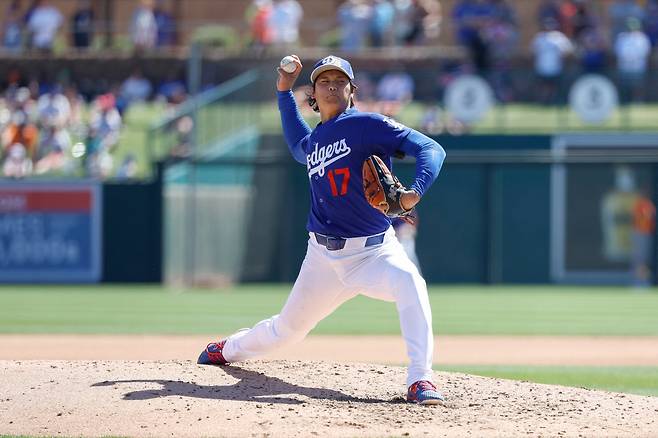 GLENDALE, ARIZONA - MARCH 18: Shohei Ohtani #17 of the Los Angeles Dodgers throws a pitch in the fourth inning during a Spring Training game against the San Francisco Giants at Camelback Ranch on March 18, 2026 in Glendale, Arizona.   Brandon Sloter/Getty Images/AFP (Photo by Brandon Sloter / GETTY IMAGES NORTH AMERICA / Getty Images via AFP)







<저작권자(c) 연합뉴스, 무단 전재-재배포, AI 학습 및 활용 금지>